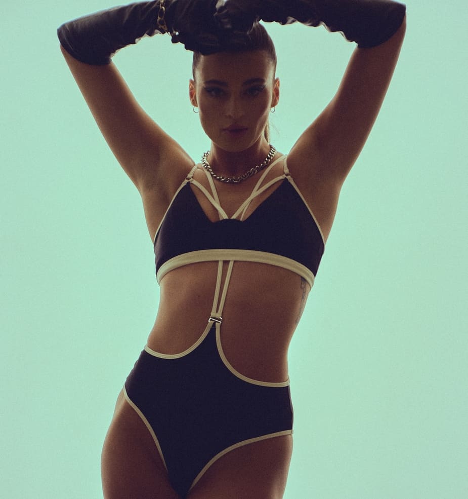 HAMADE - STRAPPY TOP BLACK/WHITE BINDING